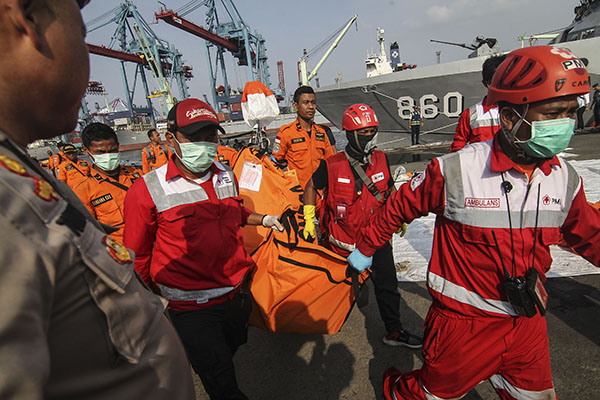  EVAKUASI KORBAN LION AIR