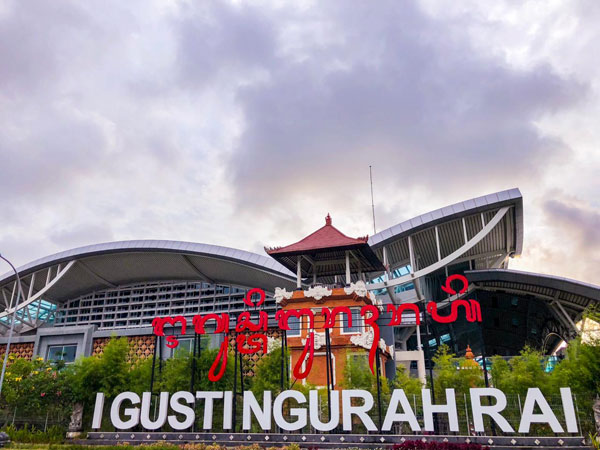  Bandara I Gusti Ngurah Rai Tambah Penggunaan Signage Aksara Bali