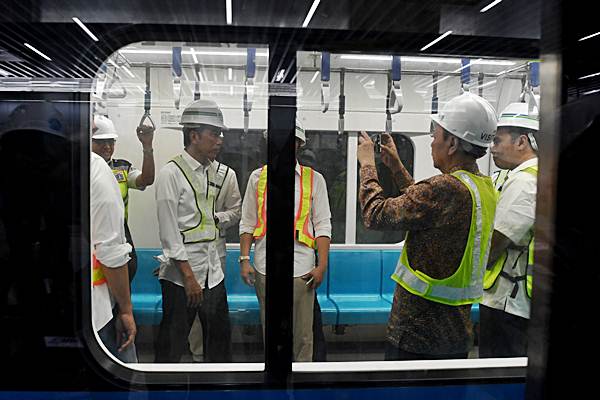  Presiden Jokowi Menjajal Naik MRT