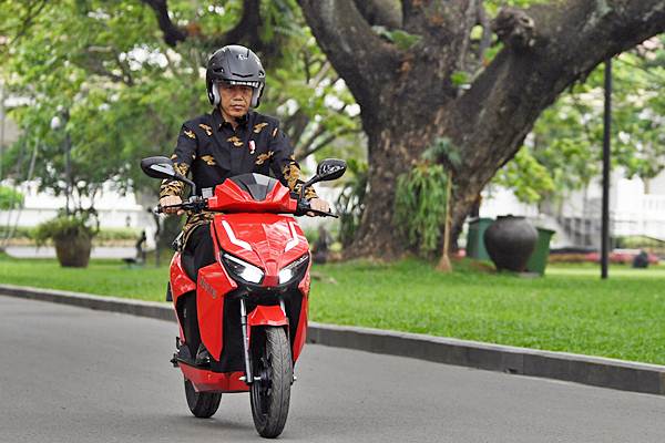  Presiden Jokowi Jajal Sepeda Motor Listrik Gesits