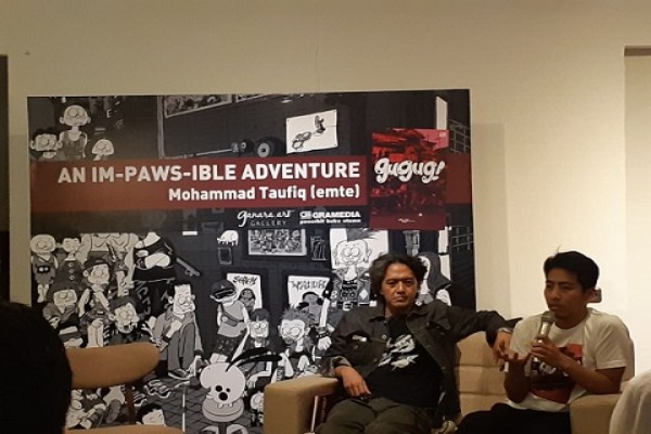 Penulis Buku Gugug! Mohammad Taufiq atau Emte (kanan) tengah berbicara dalam acara peluncuran buku Gugug! dan pameran Gugug! di Ganara Art Gallery, Jakarta, Selasa (6/11/2018)/ Bisnis-Eva Rianti 