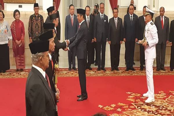  Presiden Jokowi Anugerahkan Gelar Pahlawan kepada Enam Tokoh Nasional