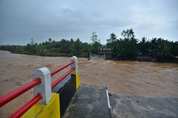  BANJIR TASIKMALAYA: Jembatan Cipatujah Putus, Bailey Terpasang Dalam Sepekan 