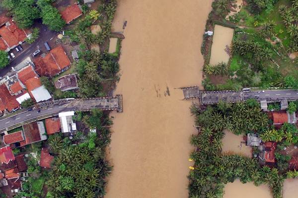  Jembatan Pansel Jabar Ambruk Diterjang Banjir Bandang