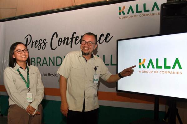 Presiden Direktur Kalla Group Solihin Jusuf Kalla (kanan) didampingi Corporate Strategic and Development Director Disa R. Noviyanti memperkenalkan logo baru Kalla Group, di Makassar, Sulawesi Selatan, Kamis (18/10/2018)./JIBI-Paulus Tandi Bone