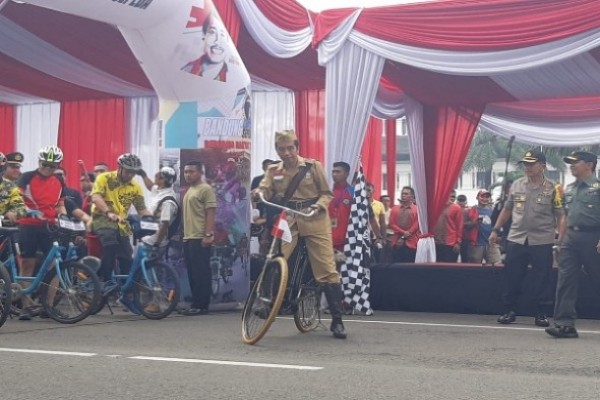  Peringati Hari Pahlawan, Jokowi Pakai Baju Pejuang Kemerdekaan, dan Kayuh Sepeda Ontel