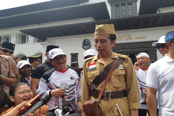  Ini Alasan Presiden Jokowi Pakai Baju Pejuang dan Bawa \"Pistol\"