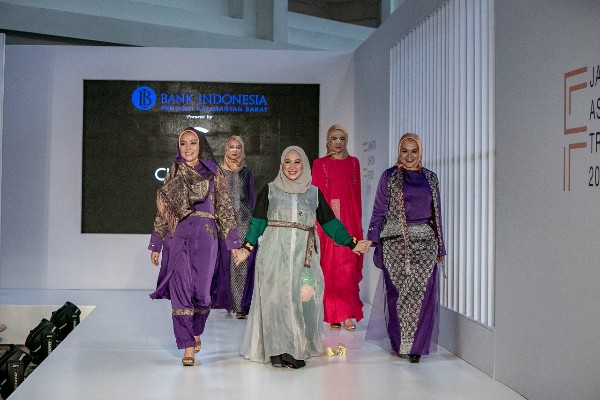  Tenun Sambas Kalimantan Barat  Tampil di Jakarta Fashion Trend 2019