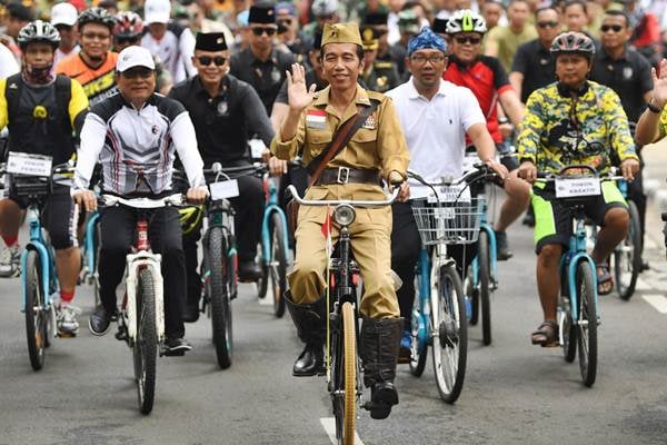  Presiden Jokowi Kenakan Baju Bung Tomo di Hari Pahlawan