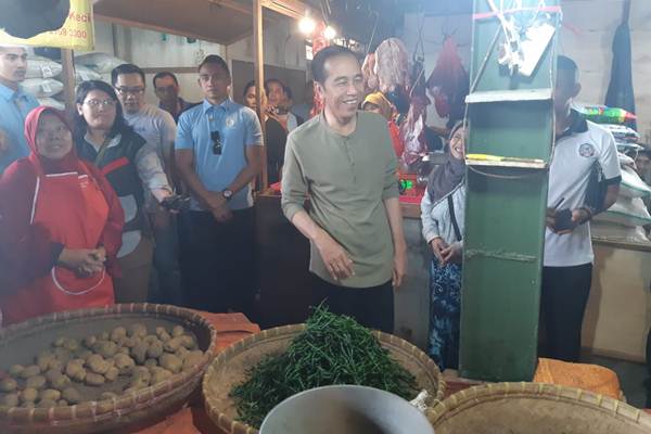  Presiden Jokowi Bandingkan Harga di 3 Pasar Daerah. Ini Hasilnya 