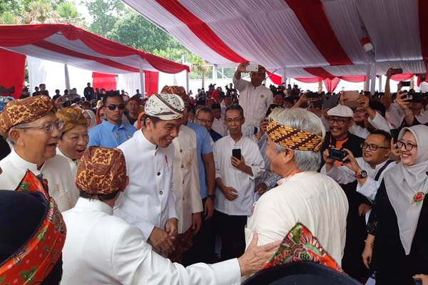 Presiden Joko Widodo menghadiri acara Penganugerahan Presiden sebagai Pini Sepuh Paguyuban Pasundan di Kantor Paguyuban Pasundan, Bandung, Jawa Barat, Minggu (11/10/2018)./Bisnis-Yodie Hardiyan