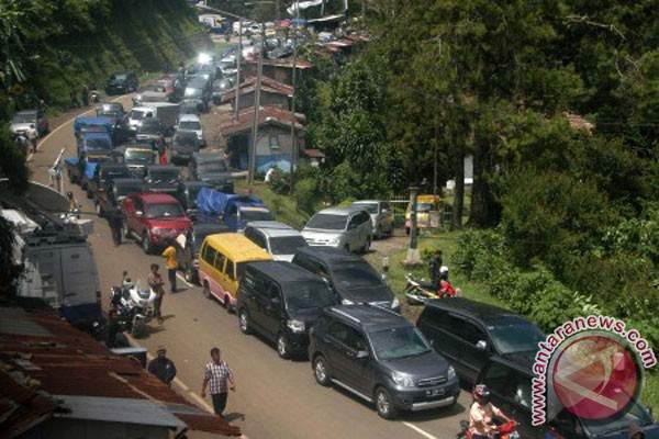  Jalur Bandung-Cianjur Terisolasi, Longsor di Naringgul belum Dibersihkan
