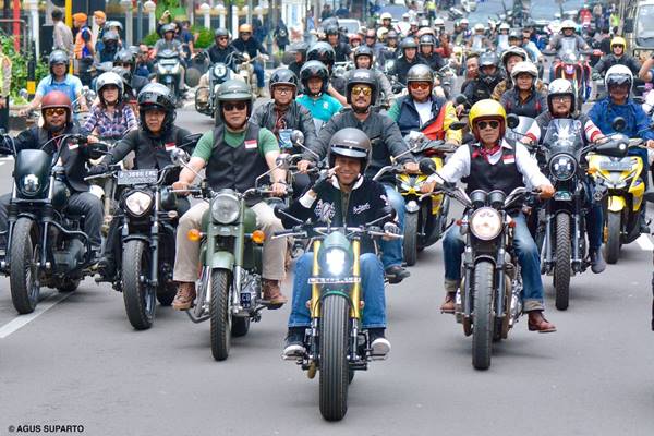  Blusukan ke Pasar, Jokowi Konvoi Motor di Bandung