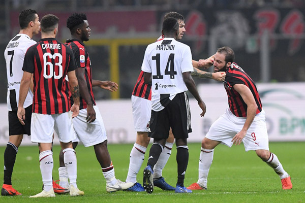  Juventus Gasak Milan, Higuain Gagal Penalti & Kena Kartu Merah