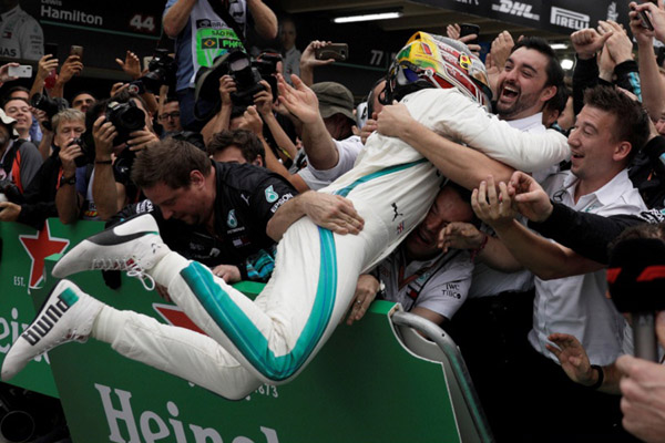  F1: Hamilton Bawa Mercedes Juara Kategori Konstruktor