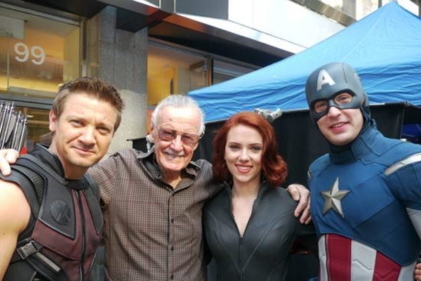 Stan Lee (kedua dari kiri) bersama bintang Avengers/Blastr