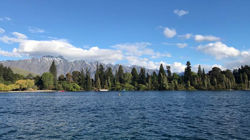  Menikmati Indahnya Danau dan Gunung di Queenstown Selandia Baru