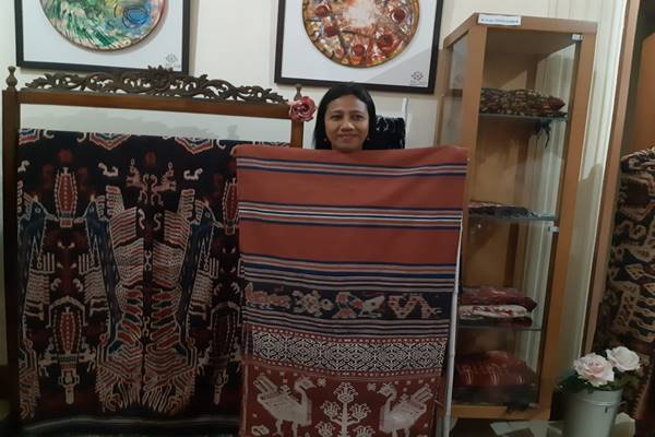  Mengenal Pegiat Tenun Asal Sumba Timur, Rambu Naomi