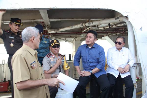 Gubernur Sumsel Herman Deru (kedua dari kanan) menyimak pemaparan tentang perkembangan Pelabuhan TAA. Bisnis/Istimewa