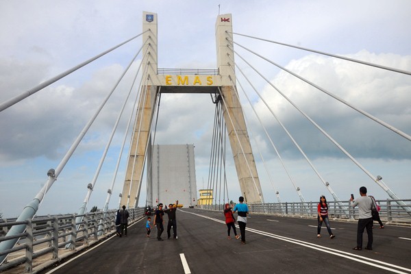 Warga berada di atas jembatan Emas di Pangkalpinang, Bangka Belitung, Selasa (21/3)./Antara-Aloysius Jarot Nugroho
