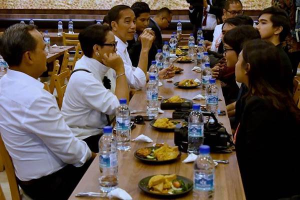  Makan Bebek Goreng, Jokowi Goda Kaesang karena Belum Buka \'Sang Pisang\' di Singapura