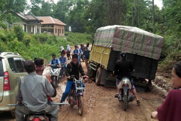  Warga Muba Urunan Perbaiki Jalan Negara & Provinsi yang Rusak