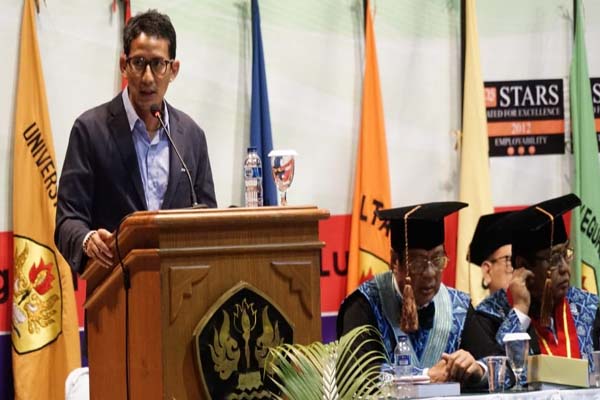  Sandiaga Siap Fasilitasi Lapangan Kerja di Depan Ribuan Wisudawan Unpas