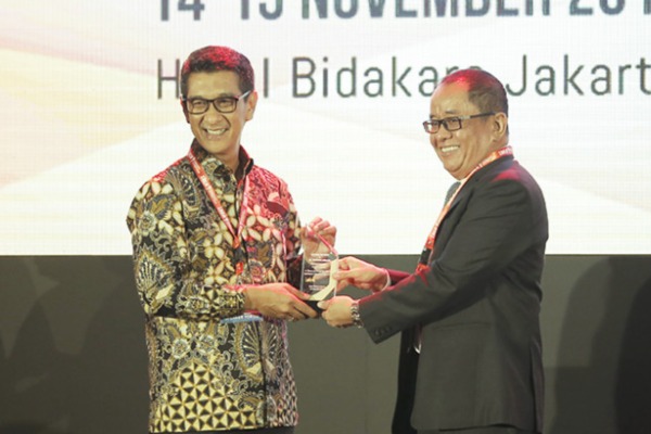 GM PLN Distribusi Jakarta Raya Ikhsan Asaad (kiri) saat menerima penghargaan dari Said Didu, salah satu anggota Dewan Juri IBEA 2018./Istimewa