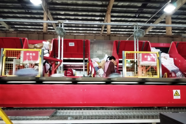 Pekerja menyortir barang yang akan dikirim ke pelanggan di gudang processing center JD Logistics di Beijing, China. (Fajar Sidik/Bisnis).