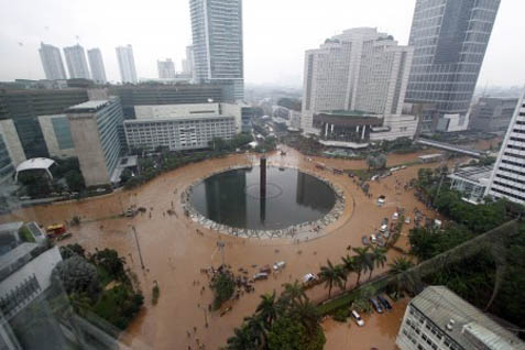  ANTISIPASI BANJIR : Pemprov DKI Pantau 30 Titik Rawan 