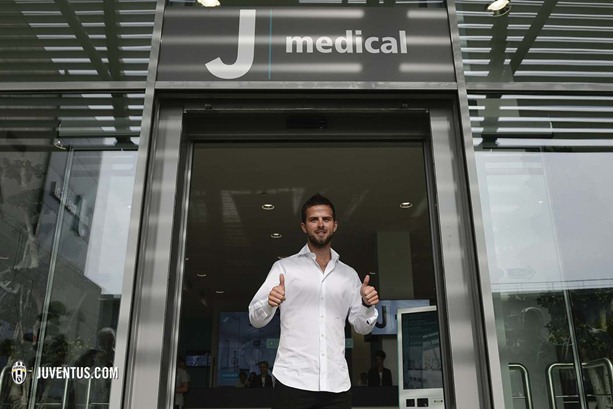  Pjanic Cedera Saat Bela Bosnia, Lini Tengah Juventus Terusik