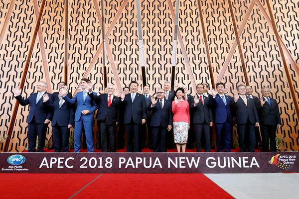  Presiden Jokowi Berfoto Bersama di KTT APEC Papua Nugini