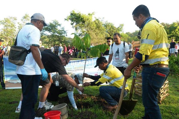  Amman Mineral Gelar Bersih Pantai Tropical Sumbawa Barat