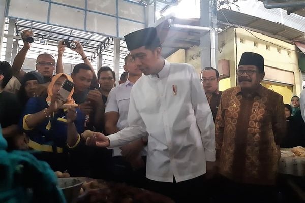  Presiden Blusukan ke Pasar Lamongan, Pantau Harga dan Beli Aneka Dagangan