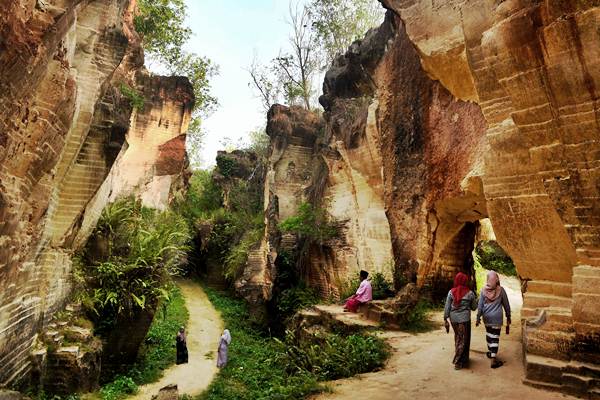  Berwisata ke Tambang Batu Kapur Arosbaya Madura