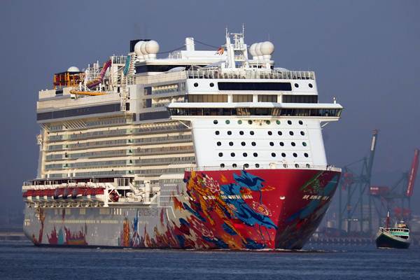  Kapal Pesiar Genting Dream Bawa Wisatawan ke Surabaya