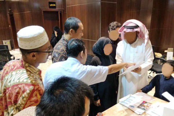 Konsulat Jenderal Republik Indonesia (KJRI) Jeddah memaksa majikan Arab Saudi membayar gaji asisten rumah tangga asal Jawa bersama sejumlah otoritas Saudi. (Humas KJRI Jeddah)