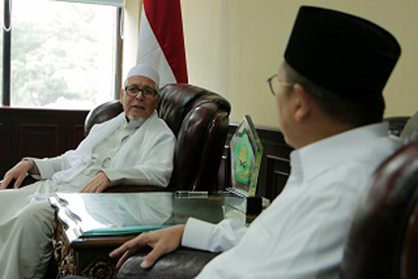 Ketua Umum Rabithah Alawiyah Habib Zen Umar Sumaith (kiri) berbincang dengan Menteri Agama Lukman Hakim Saifuddin./Istimewa-Kemenag