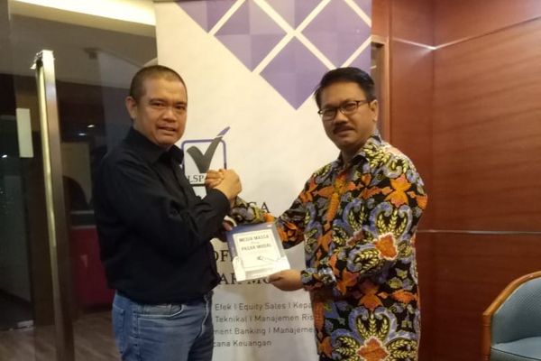 Wartawan Senior Lahyanto Nadie Luncurkan Buku Komunikasi Pasar Modal
