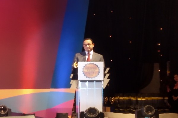  Terima Grand Property Award, Anies Tekankan Pentingnya Intergrasi Transportasi Massal