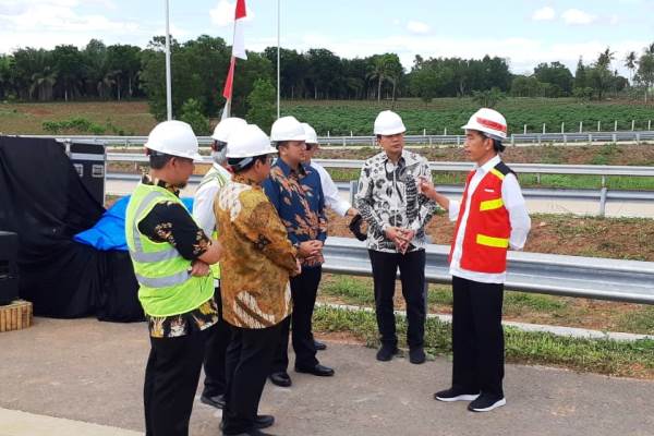  Jokowi Tinjau Jalan Tol Trans Sumatra