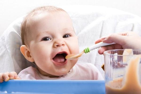  Tahapan Memberi Makanan pada Bayi Berdasarkan Tekstur