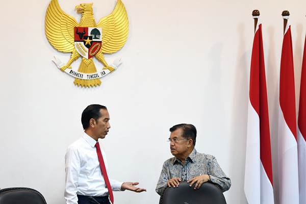 Presiden Joko Widodo (kiri) berdiskusi dengan Wakil Presiden Jusuf Kalla sebelum memimpin rapat terbatas di Kantor Presiden, Jakarta, Kamis (8/11/2018)./ANTARA-Wahyu Putro A