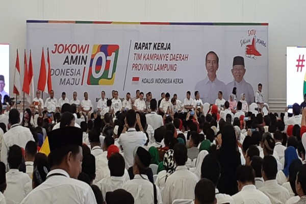  Hadiri Rapat Kerja TKN, Jokowi Disambut Meriah