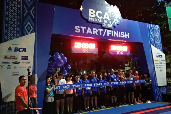 Sejumlah peserta lari 10 K bersiap mengikuti BCA Medan Run 2018 yang diselenggarakan di Lapangan Benteng, Medan./Bisnis-Gita A. Cakti
