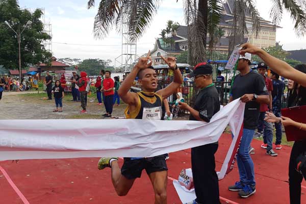  Ribuan Peserta Pakai Jersey Mobile Legend Ikut LOOP Run Telkomsel Pekanbaru