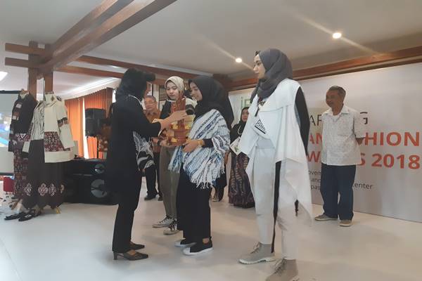 Dirjen IKM Kemenperin Gati Wibawaningsih memberi penghargaan kepada desainer pemenang Indonesia Fashion & Craft Awards 2018. JIBI/BISNIS-Feri Kristianto