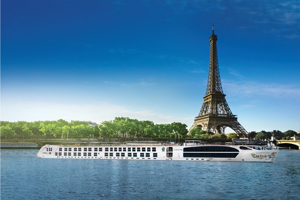 Kapal pesiar mewah S.S. Joie de Vivre Uniworld Boutique River Cruise (Uniworld) melintasi Sungai Seine./Bisnis-Uniworld