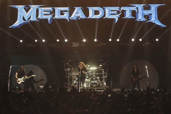  Megadeth Lelang Gitar untuk Korban Bencana Palu dan Donggala