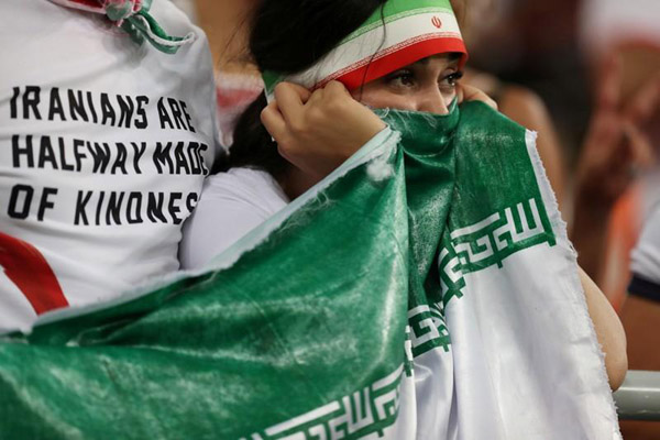 Perempuan Iran menyaksikan timnasnya bertanding melawan Portugal di Piala Dunia 2018 pada Juni lalu di Saransk, Rusia./Reuters-Ricardo Moraes
